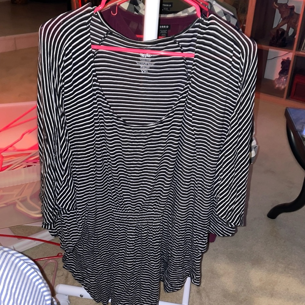 Top is made out of stretchy material, very comfortable SIZE XXL